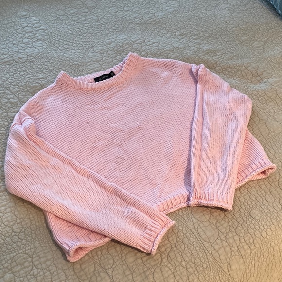 ⭐️ 3/$20 ⭐️ Pink cropped 4 season sweater - Picture 1 of 4
